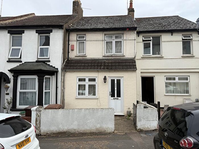 3 Bedroom Terraced House For Sale In Dale Street, Chatham, ME4