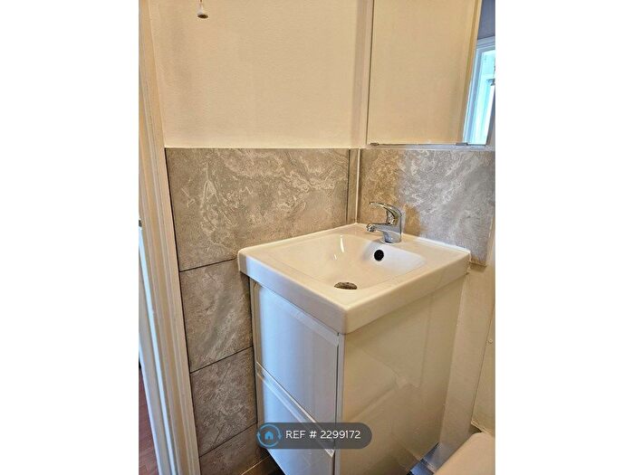 1 Bedroom Flat To Rent In Brook Green, London, W14