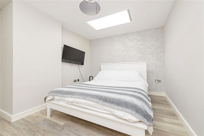 2 Bedroom Flat For Sale In Hawley Road, Dartford, Kent, DA1