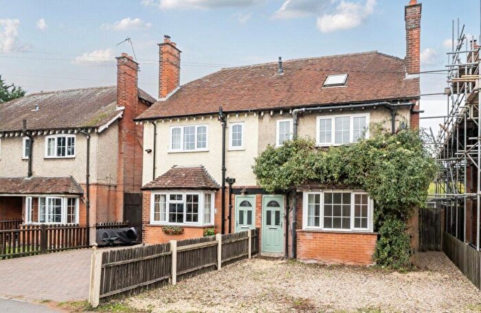 4 Bedroom Semi Detached House For Sale In Duttons Road, Romsey, Hampshire, SO51