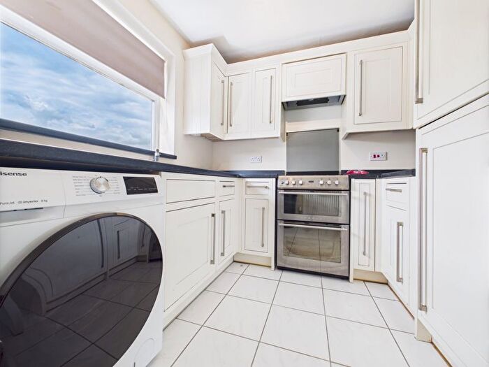 3 Bedroom Flat To Rent In Cypress Court, Rochester, ME2