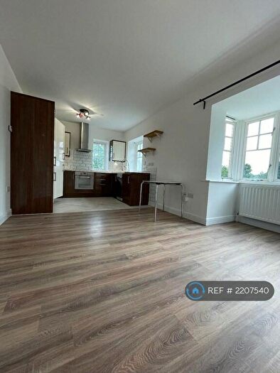 1 Bedroom Flat To Rent In Woodcote Grove Road, Coulsdon, CR5