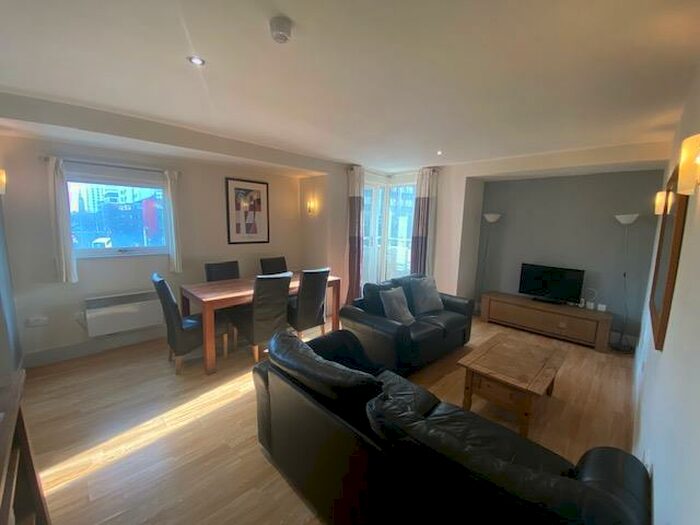 2 Bedroom Apartment To Rent In Queen Street, Cardiff, CF10