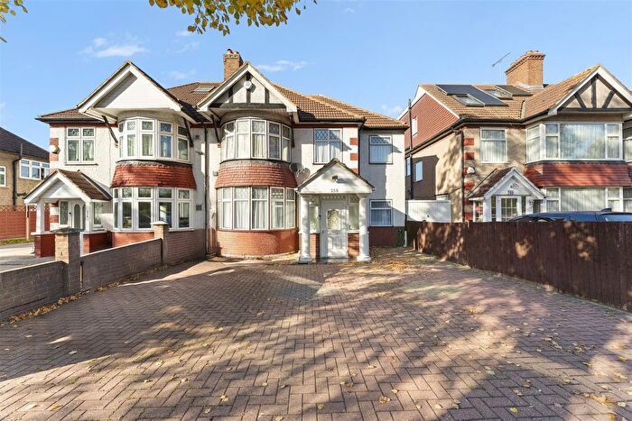 6 Bedroom Semi Detached House For Sale In Great West Road, Hounslow, TW5