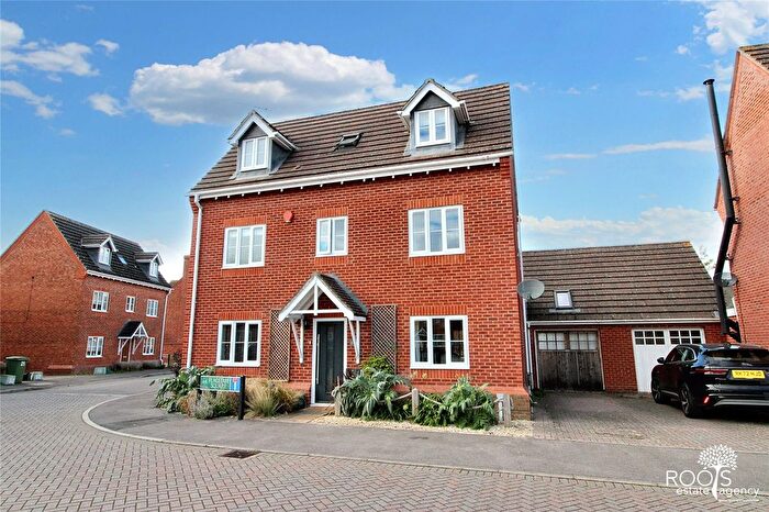 6 Bedroom Link Detached House For Sale In Flagstaff Square, Thatcham, Berkshire, RG19