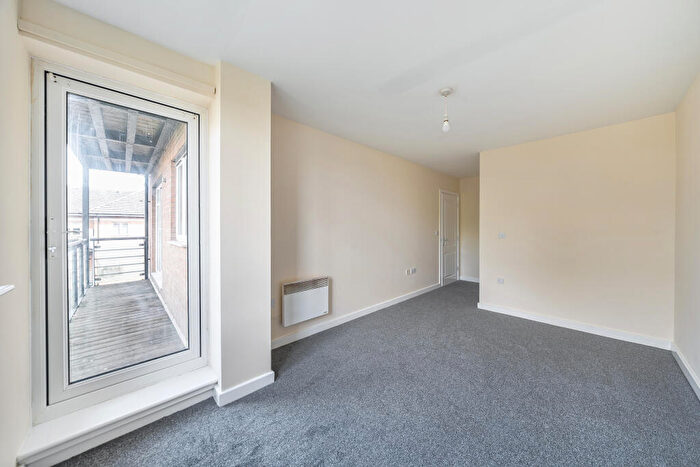 2 Bedroom Flat To Rent In The Parklands, Court Drive, Dunstable, Central Bedfordshire, LU5