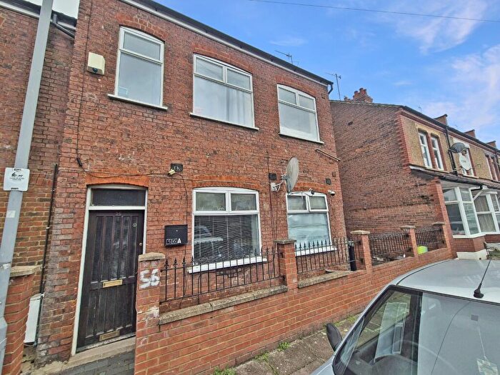 3 Bedroom Apartment For Sale In St. Saviours Crescent, Luton, Bedfordshire, LU1