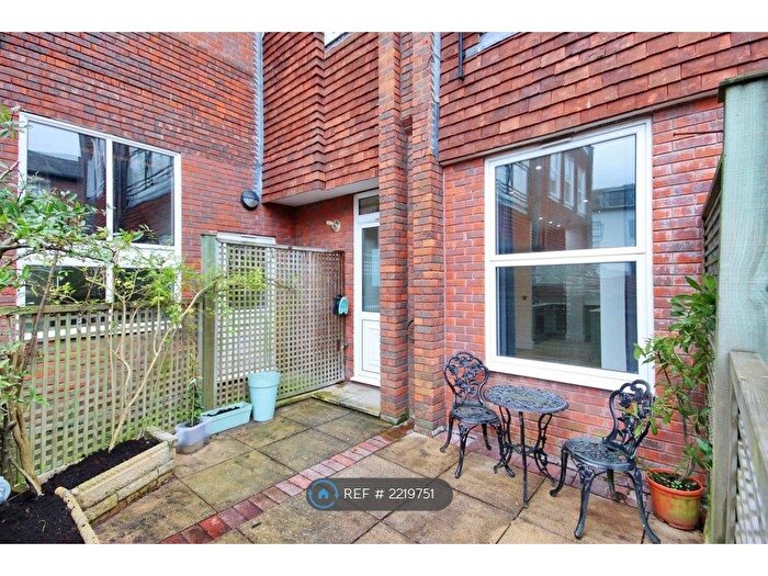2 Bedroom Flat To Rent In Lizanne Court, Tunbridge Wells, TN1