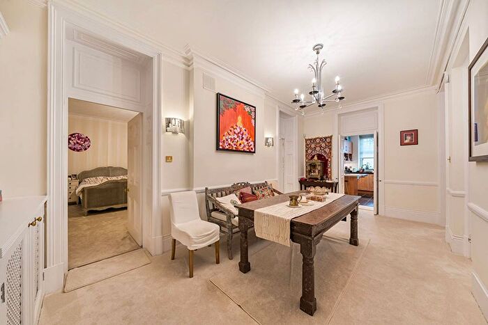 2 Bedroom Flat To Rent In Queen's Gate, South Kensington, London, SW7