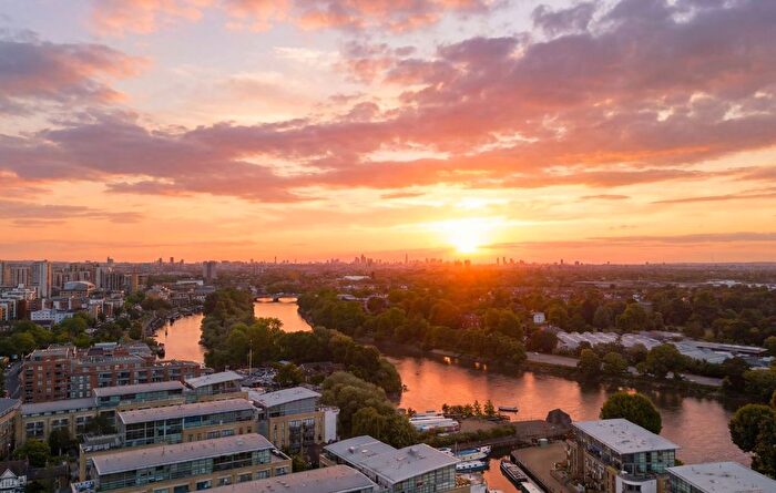 1 Bedroom Flat For Sale In "The Curlew" At High Streee, Brentford, TW8