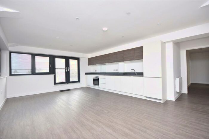 3 Bedroom Apartment To Rent In High Road, Whetstone, London, N20