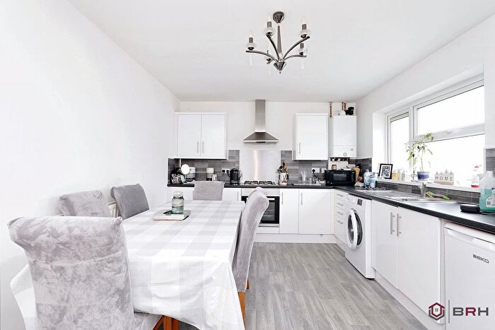 3 Bedroom Semi-Detached House For Sale In Meadow View, Doncaster, DN6