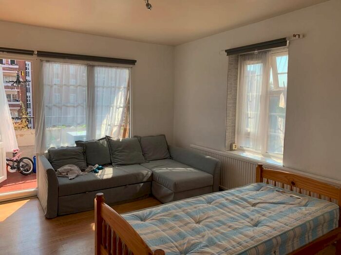 3 Bedroom Flat To Rent In Clarence Way, London, NW1