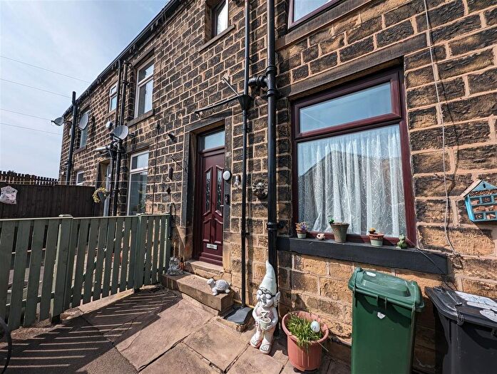 2 Bedroom Cottage For Sale In Brackendale, Thackley, Bradford, BD10