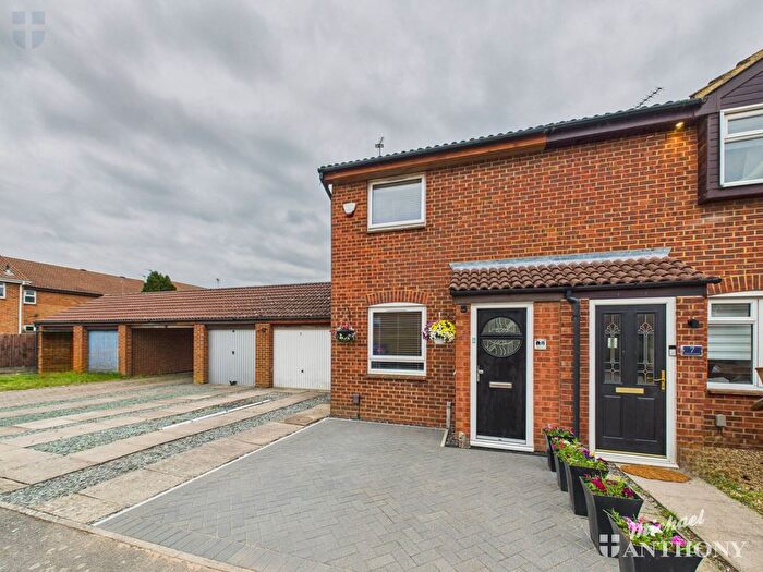 2 Bedroom Semi-detached House For Sale In Grasslands, Aylesbury, HP20