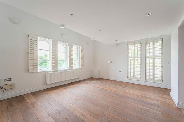 4 Bedroom Flat To Rent In Princess Park Manor, Friern Barnet, London, N11