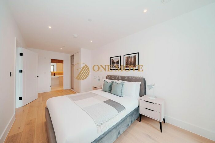 2 Bedroom Flat To Rent In Capital Interchange Way, Hive House, TW8
