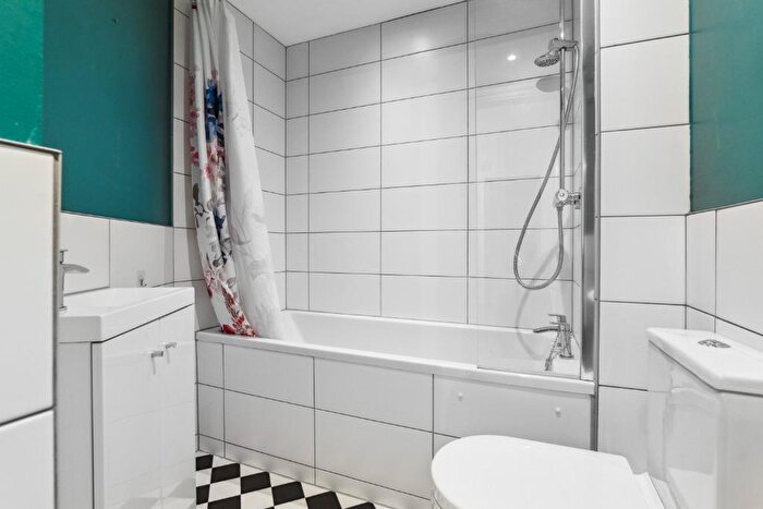 2 Bedroom Flat To Rent In Crow Road, Broomhill, Glasgow, G11