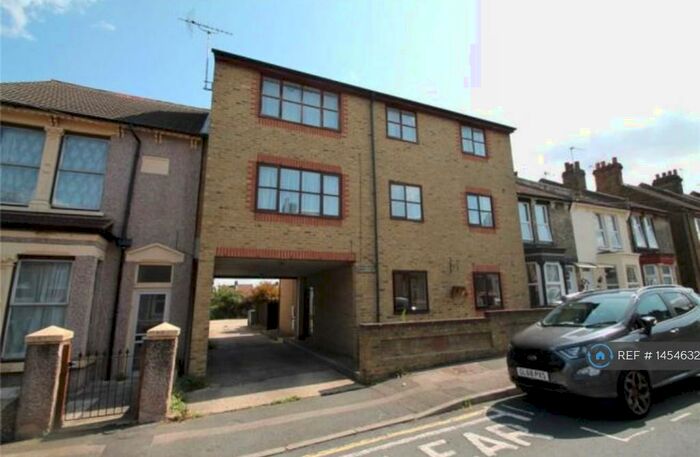2 Bedroom Flat To Rent In Amber Court, Gillingham, ME7
