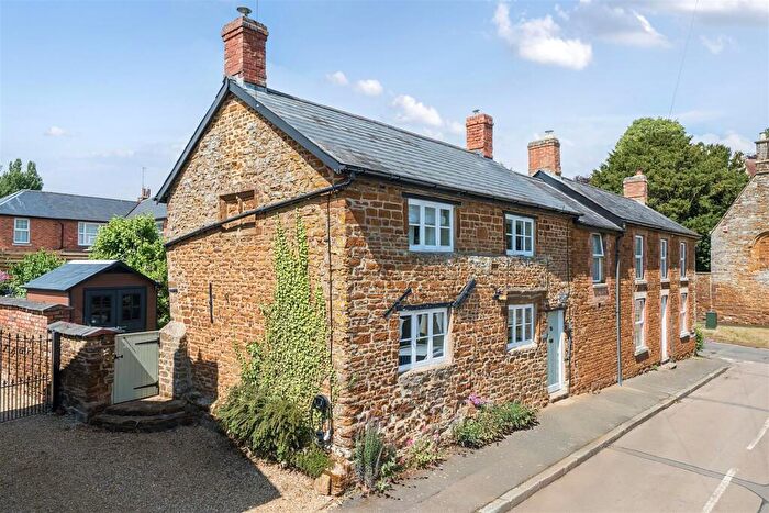 2 Bedroom Cottage For Sale In King Street, Maidford, NN12