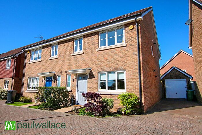 5 Bedroom Semi-detached House For Sale In Magnolia Way, West Cheshunt, EN8