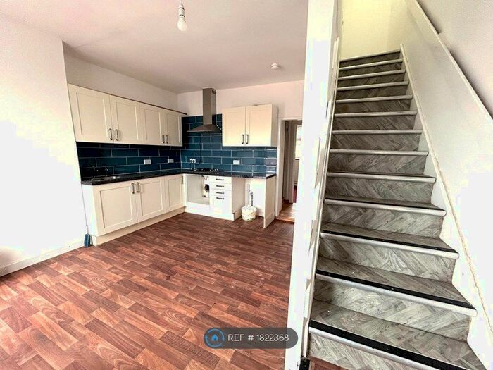 2 Bedroom Flat To Rent In High Street, West Bromwich, B70