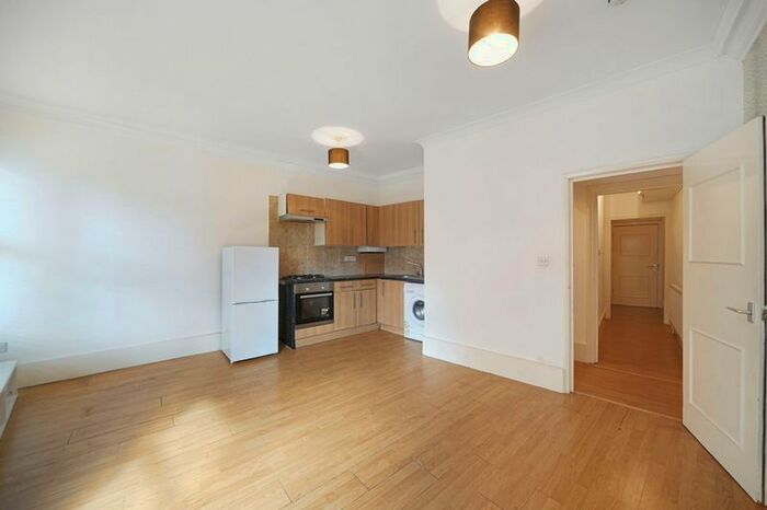 1 Bedroom Flat To Rent In Kings Parade, Askew Road, London, W12