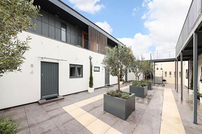 1 Bedroom Apartment To Rent In Gordon Road, Peckham, London, SE15