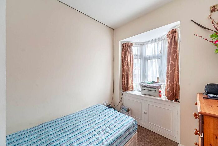4 Bedroom Flat To Rent In Eskdale Avenue, Northolt, UB5