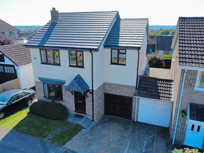 4 Bedroom Detached House For Sale In Pine Ridge, Newbury, RG14