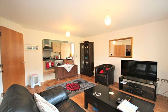 2 Bedroom Flat To Rent In Cherington Court, Barnet, Station Road, New Barnet, EN5