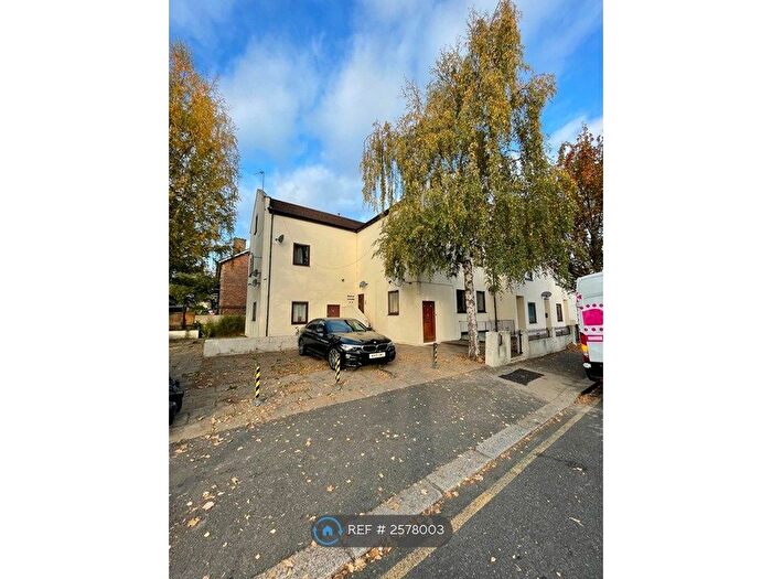 2 Bedroom Flat To Rent In Albert Square, Stratford, E15