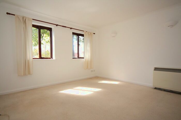 1 Bedroom Flat To Rent In Brooklyn Road, Woking, GU22