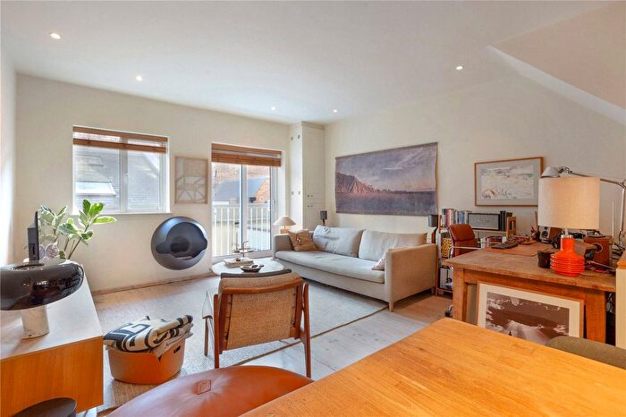 2 Bedroom Flat For Sale In Victoria Park Road, London, E9