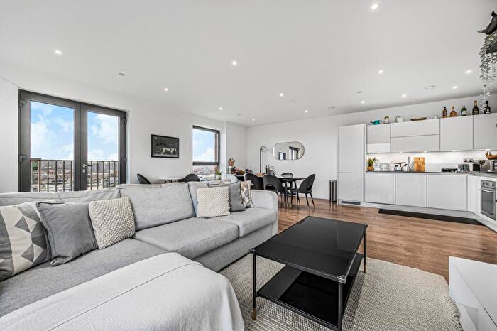 3 Bedroom Flat To Rent In Tiller House, Armada Way, E6