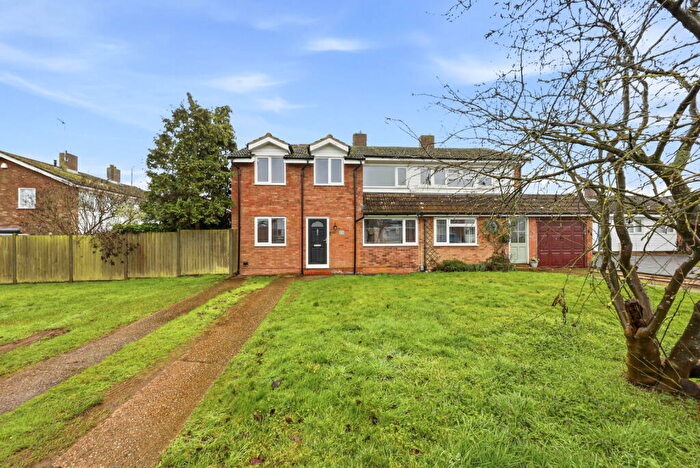 4 Bedroom Semi-Detached House For Sale In Lakefield Avenue, Toddington, LU5