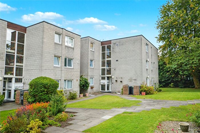 2 Bedroom Flat For Sale In Lawns Hall Close, Leeds, West Yorkshire, LS16