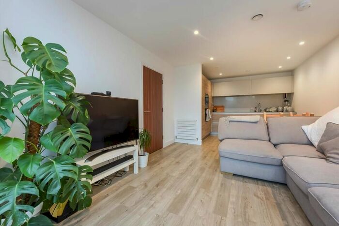 2 Bedroom Flat To Rent In Tooting High Street, London, SW17
