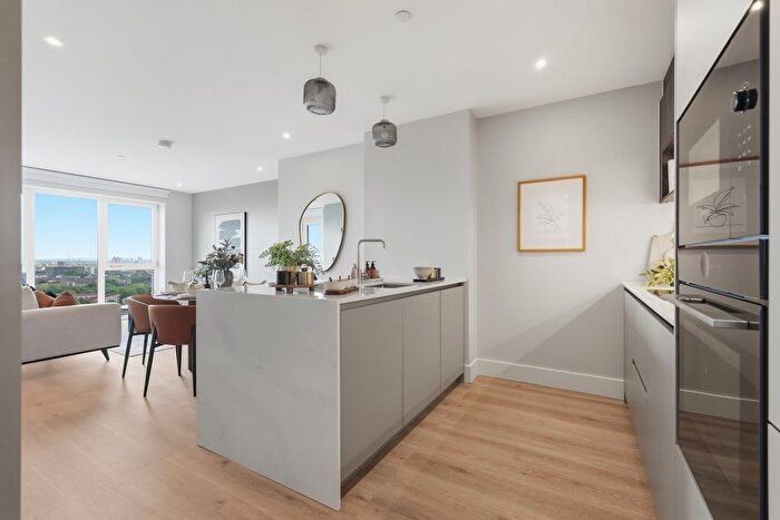 2 Bedroom Flat For Sale In Bow Common Lane, Bow, E3