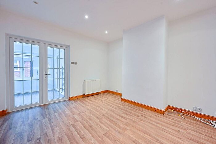 3 Bedroom Property For Sale In Lionel Road North, Gunnersbury, Brentford, TW8