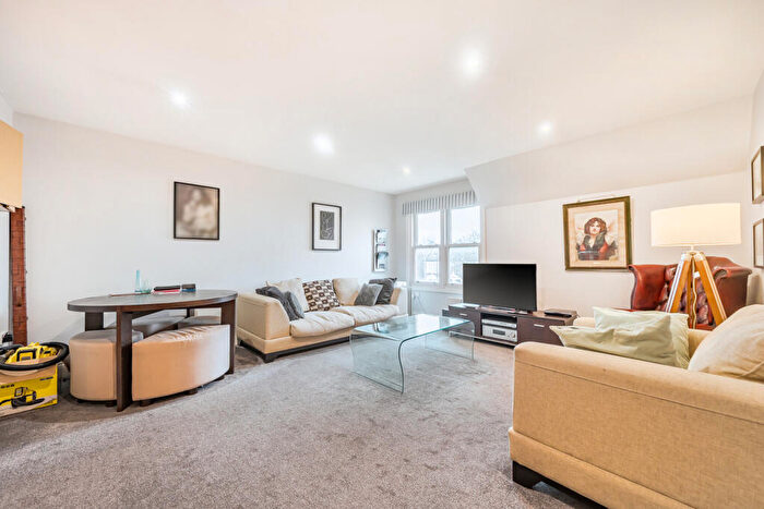 2 Bedroom Apartment For Sale In Bromley Road, London, SE6