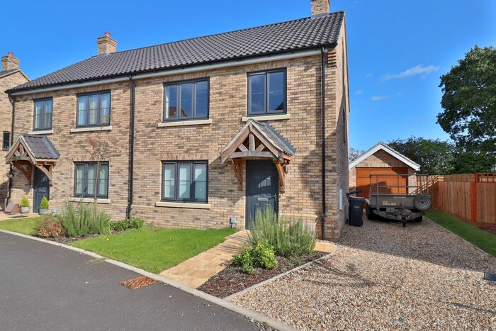 3 Bedroom Semi-Detached House For Sale In Willow Drive, Hempnall, Norwich, NR15