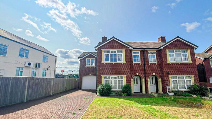4 Bedroom Semi-Detached House To Rent In Rye Road, Hoddesdon, EN11