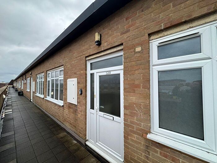 4 Bedroom Flat For Sale In Crockhamwell Road, Woodley, Reading, Berkshire, RG5