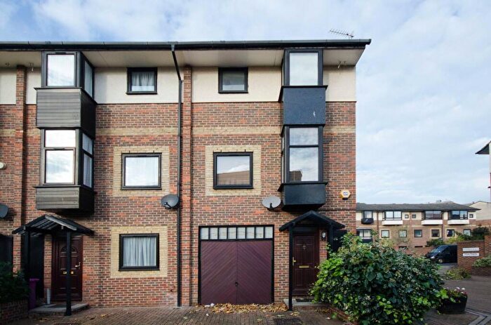 3 Bedroom House To Rent In Barnfield Place, Isle Of Dogs, London, E14
