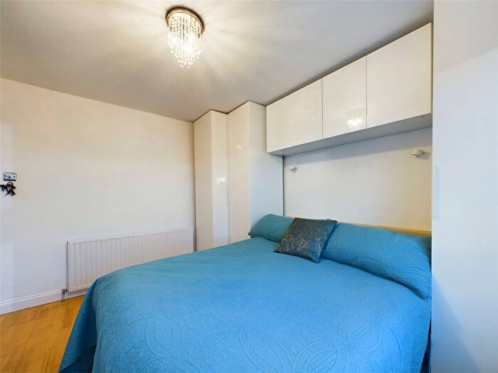 1 Bedroom Flat For Sale In Fourth Avenue, Romford, RM7