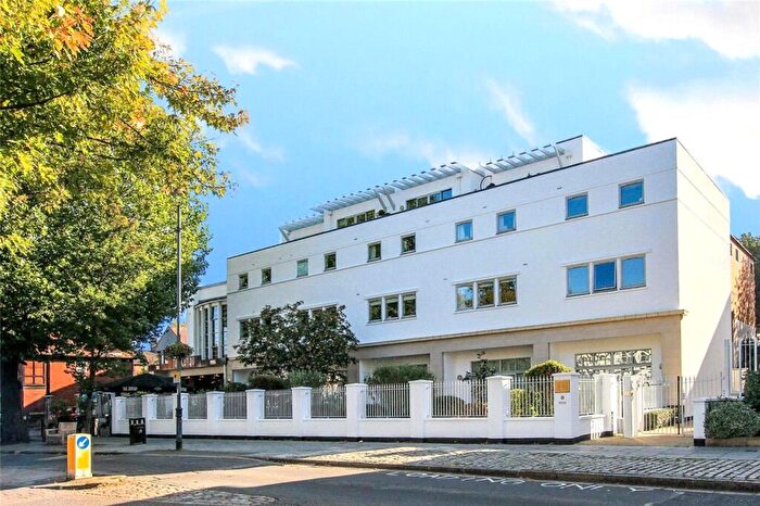 2 Bedroom Apartment To Rent In High Street, Berkhamsted, Hertfordshire, HP4