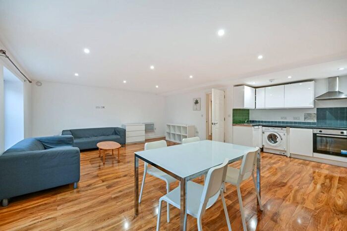 2 Bedroom Flat To Rent In High Street, Hounslow, TW3