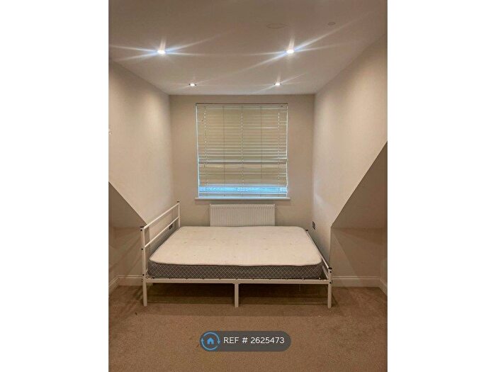 3 Bedroom Flat To Rent In St. Peters Road, Uxbridge, UB8