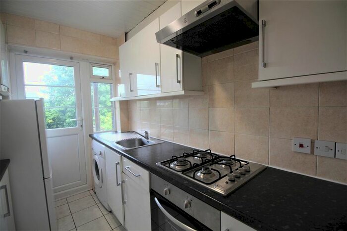 2 Bedroom Flat To Rent In Beverley Drive, Edgware HA8